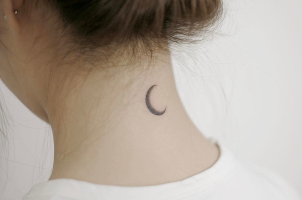 Spoznaj zadnji trend med MINI TATUJI! Kaj praviš - so fuj ali uau? (foto: https://www.instagram.com/tattooist_doy/)