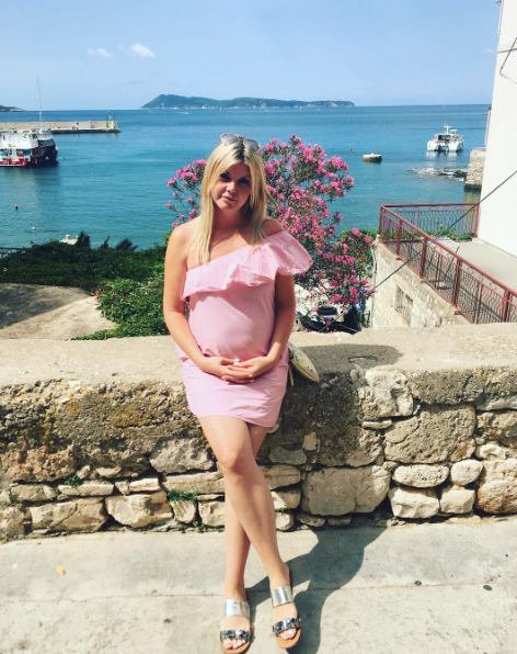 EVA CIMBOLA, radijka Tudi radijska voditeljica Eva Cimbola uživa v svoji prvi nosečnosti.