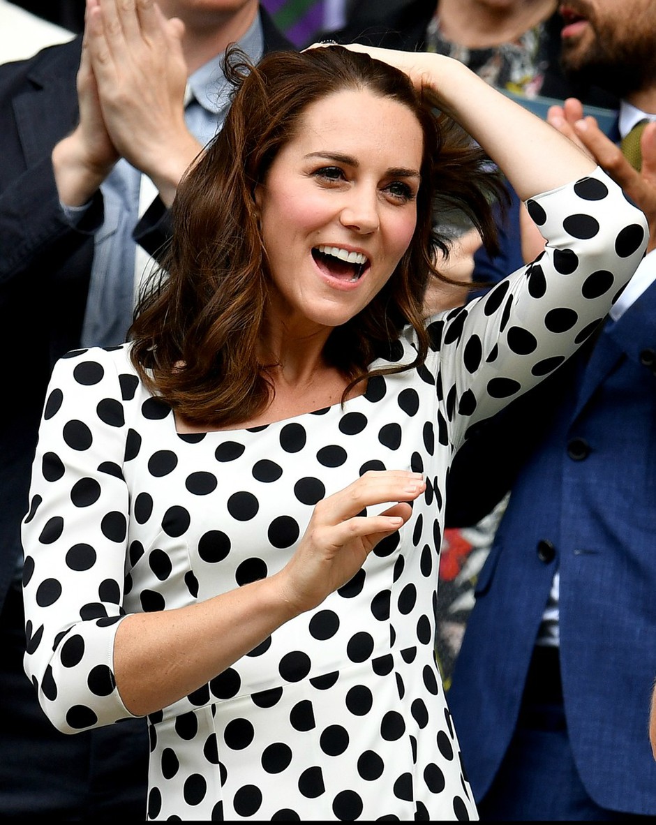 Kate Middleton navdušuje z novo dolžino las - Je to nova hit pričeska letošnjega poletja? (foto: Profimedia)