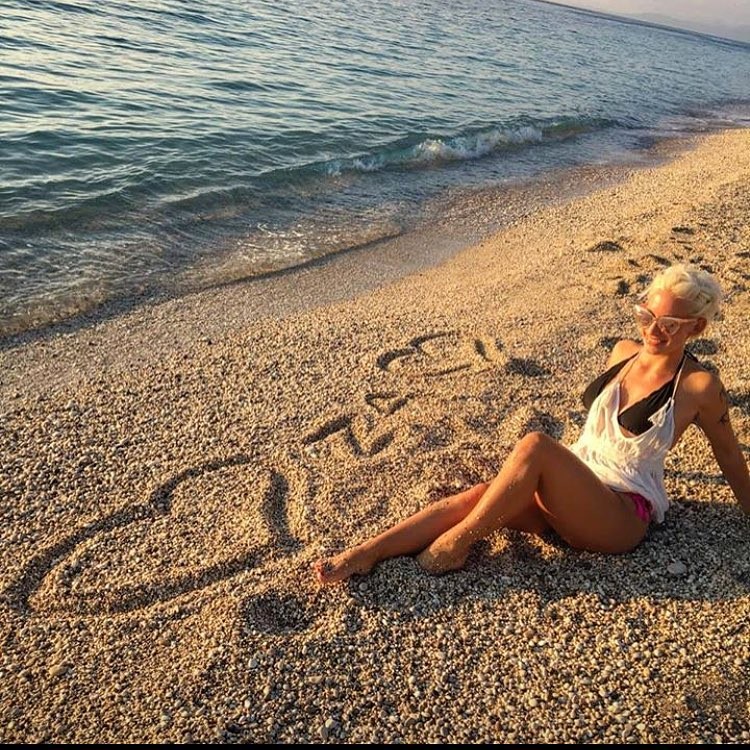 Pevka Alya odkriva lepote Kornatov.