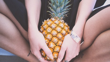 Ali uživanje ananasa res spremni vonj vagine?