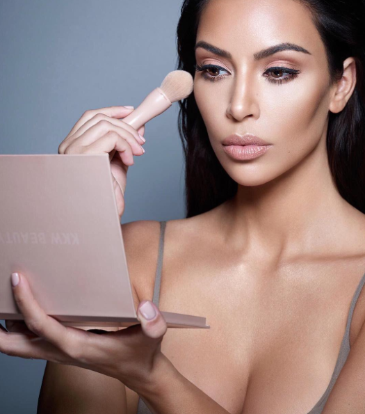 Svet čaka na 22. avgust, ko bo v prodaji nov lepotni izdelek Kim Kardashian! Gre za ... (foto: www.instagram.com/kimkardashian)