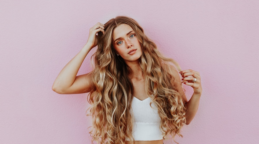 Triki, s katerimi bodo tvoji lasje postali zelooooo dolgi (foto: Unsplash/Averie Woodard)