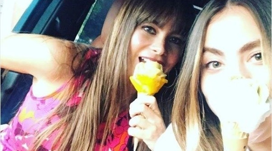 Sofia Vergara in njena nečakinja imata veliko več skupnega kot samo priimek. Poglej, kako neverjetno podobni sta si! (foto: Profimedia)