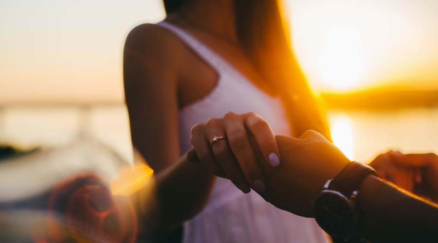 Kako ga pripraviti do tega, da te bo zaročil (in poročil!)? (foto: Unsplash.com/Alexandra Gorn)