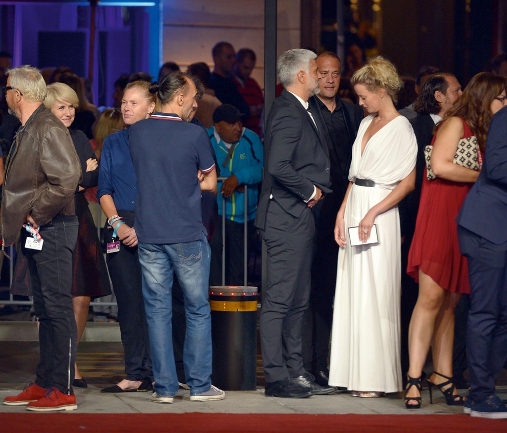 ... vprašala o njenem doživetju te velike filmske prireditve. "Festivala sva se udeležila ...