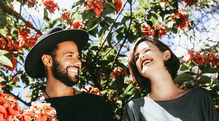 Če moški opazuje TA del tvojega telesa, v mislih nima romantične zveze (foto: Unsplash/Matheus Ferrero)