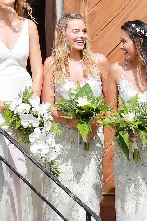 Margot Robbie Letos maja se je Margot udeležila poroke njene najboljše prijateljice Julie Koenig na Havajih. Nosila je očarljivo rožnato …