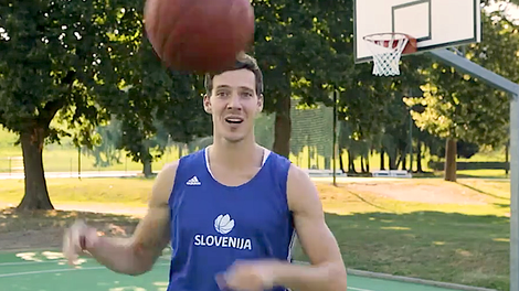 VIDEO: Zabavni zapleti s snemanja preden so šli na Eurobasket 2017 (smeh do solz)