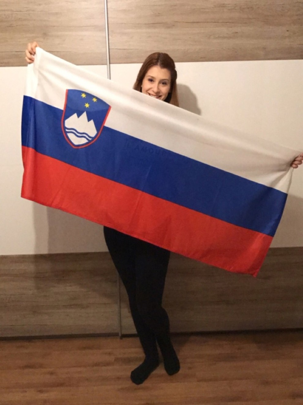 Tudi naša prikupna pevka Eva Boto je navijala za naše fante...