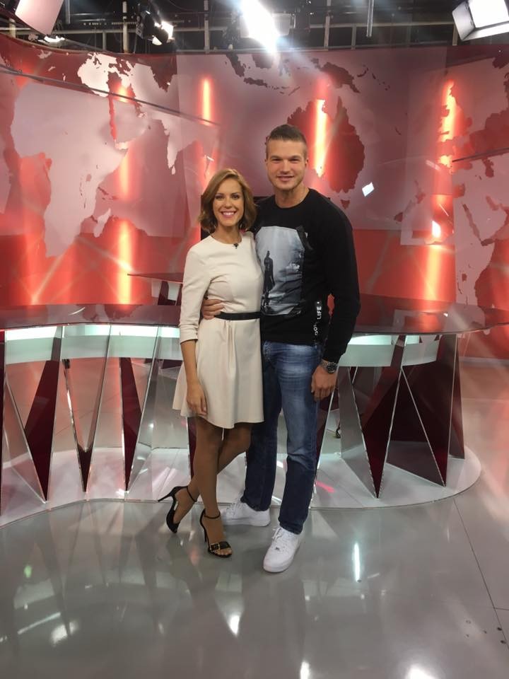 Nuša Lesar je pred dnevi na Facebooku objavila zgornjo fotografijo (na kateri je z bratom enega izmed slovenskih košarkarjev) s …