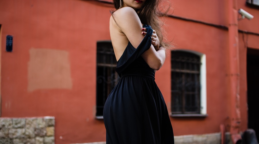 Rada modno oblikuješ? Prijavi se na natečaj Mala črna obleka (foto: Unsplash/Kira Ikonnikova)