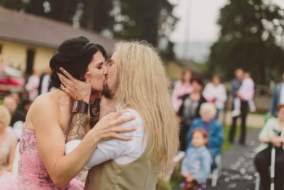 "Življenje piše svojo zgodbo in najina je čudovita," je prepričan pevec Marijan Novina, ko govori o svoji ljubezenski zgodbi. S …