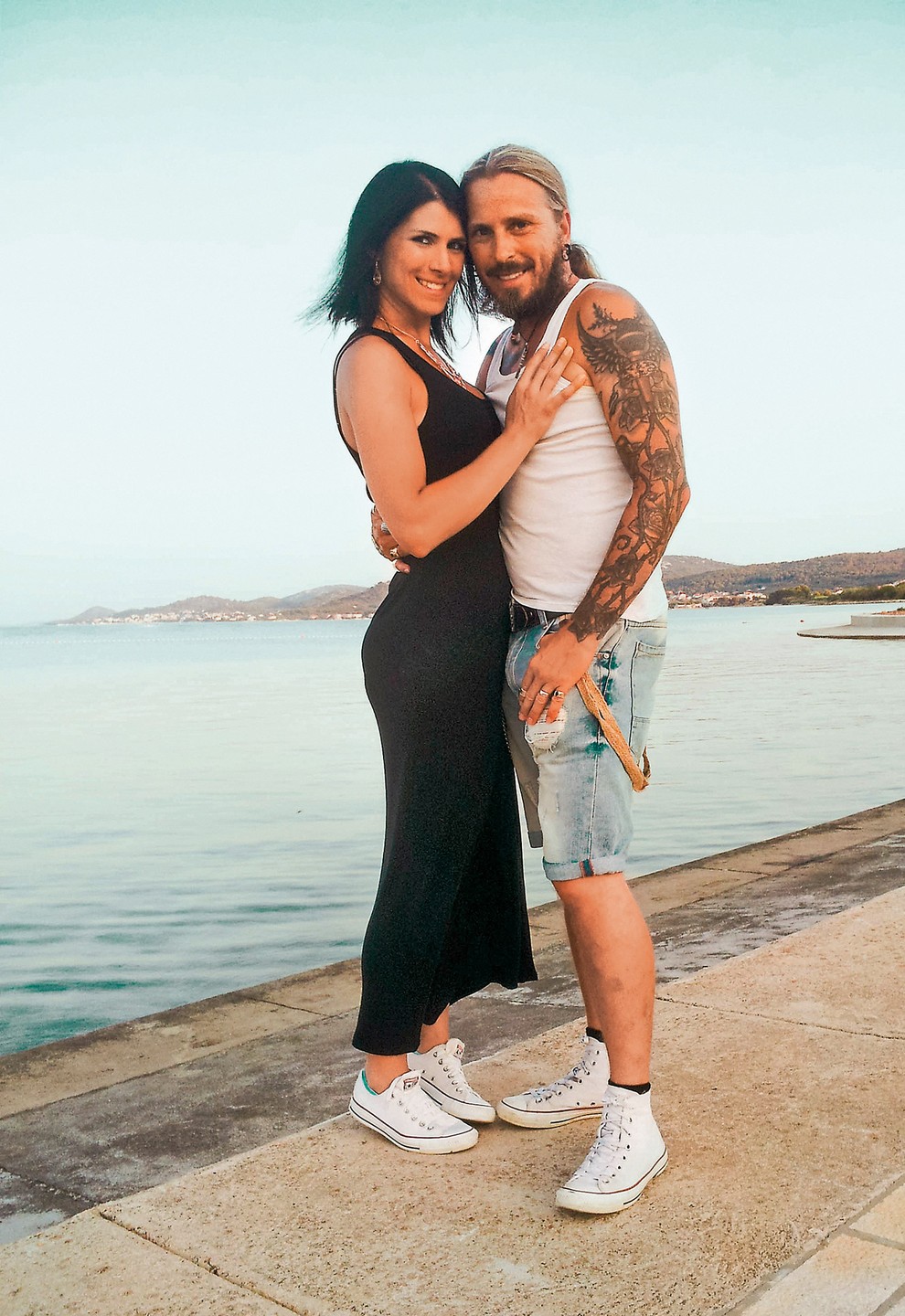 "Zakaj? Ker je moja žena! Mati najinega otroka, ker sem to želel. In da jo imam ob srcu. Želel sem …