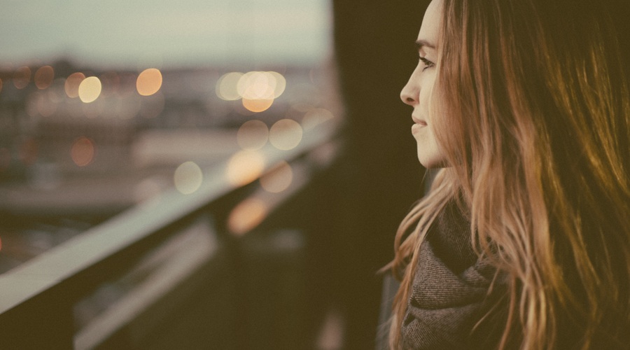 "Sodelavec mi je neizmerno všeč. Kako naj se mu približam?" (foto: Unsplash/Eli Defaria)