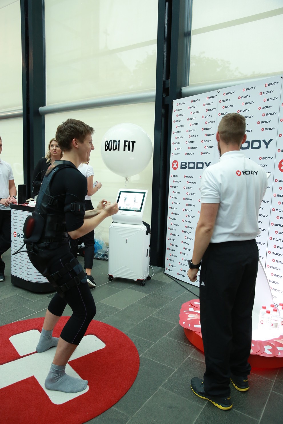 Bodi fit in preiskusi X Body vadbo.