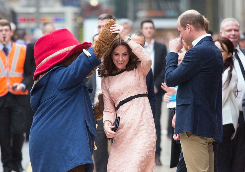 VIDEO: Moraš videti, kako nosečka Kate Middleton pleše na železniški postaji! (foto: Profimedia)