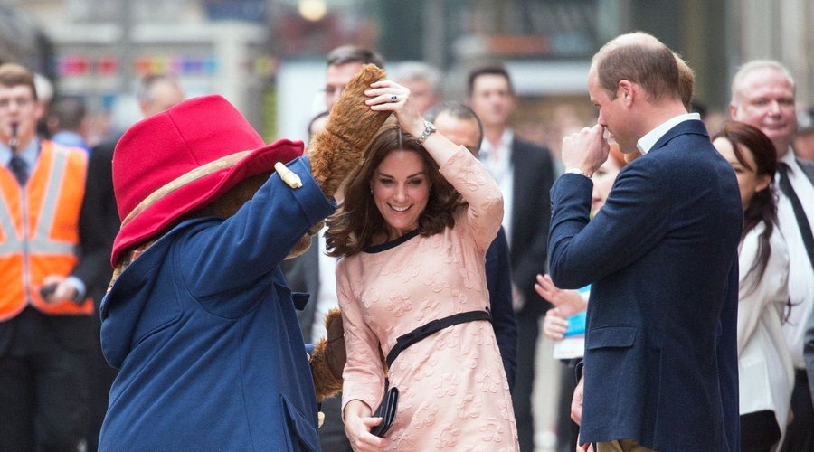 VIDEO: Moraš videti, kako nosečka Kate Middleton pleše na železniški postaji! (foto: Profimedia)