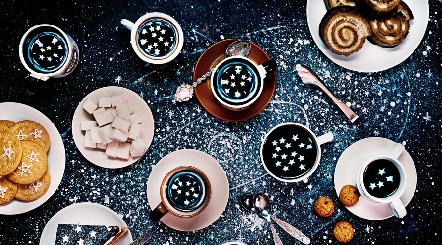 Tea party of astronomers, where the stars are reflecting in cups. (foto: DINA BELENKO PHOTOGRAPHY GETTY IMAGES)