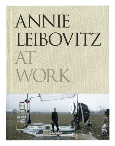 ​Knjiga: At Work (Annie Leibovitz), nanjo prisega: Petra Cvelbar, fotografinja in art direktorica revije Cosmopolitan “Za moje umetniško delovanje sta …