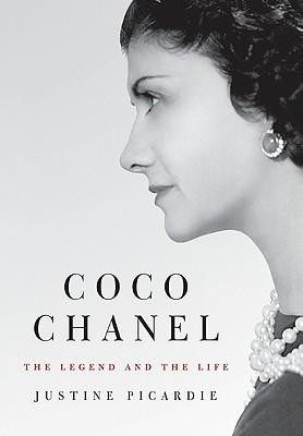 Knjiga: Coco Chanel: The Legend And The Life (Justine Picardie), nanjo prisega: Maja Štamol Drolc, modna oblikovalka “Posegam po lahkotnejših …