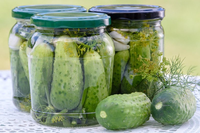 Kako odpreš kozarec kumaric, ko v bližini ni tvojega dragega? TAKO! (foto: Profimedia)