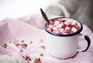 Hit med zimskimi recepti: Slastna vroča čokolada s sladkornimi penicami!