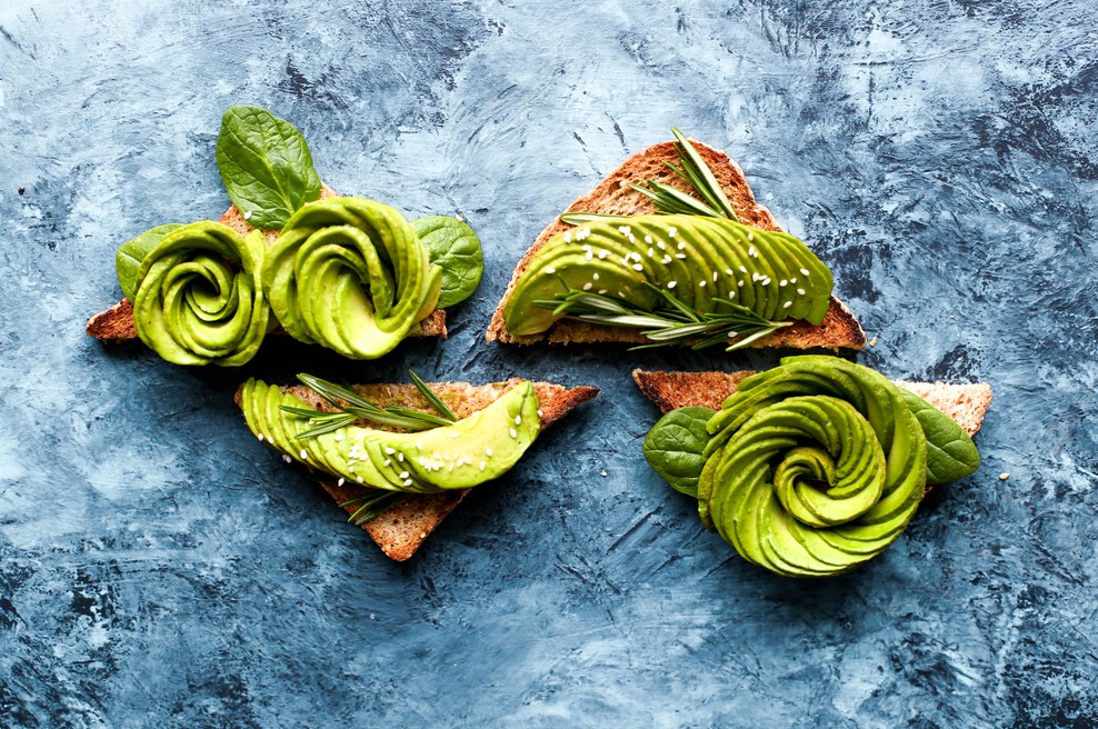 Preverjeno: Avokado ti lahko pomaga pri iskanju ljubezni na spletu (foto: Unsplash / Brenda Godinez)