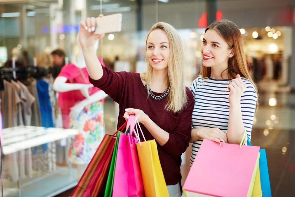 Shopping service. Селфи в магазине одежды. Девушка в торговом центре. Покупатель делает селфи. Шоппинг с девочками селфи.