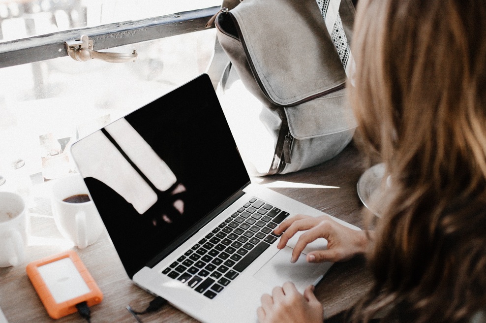 Začenjajo se PRIJAVE za hud natečaj Business Hive (kjer zmagovalec prejme 1000 evrov!) (foto: Unsplash.com/Andrew Neel)
