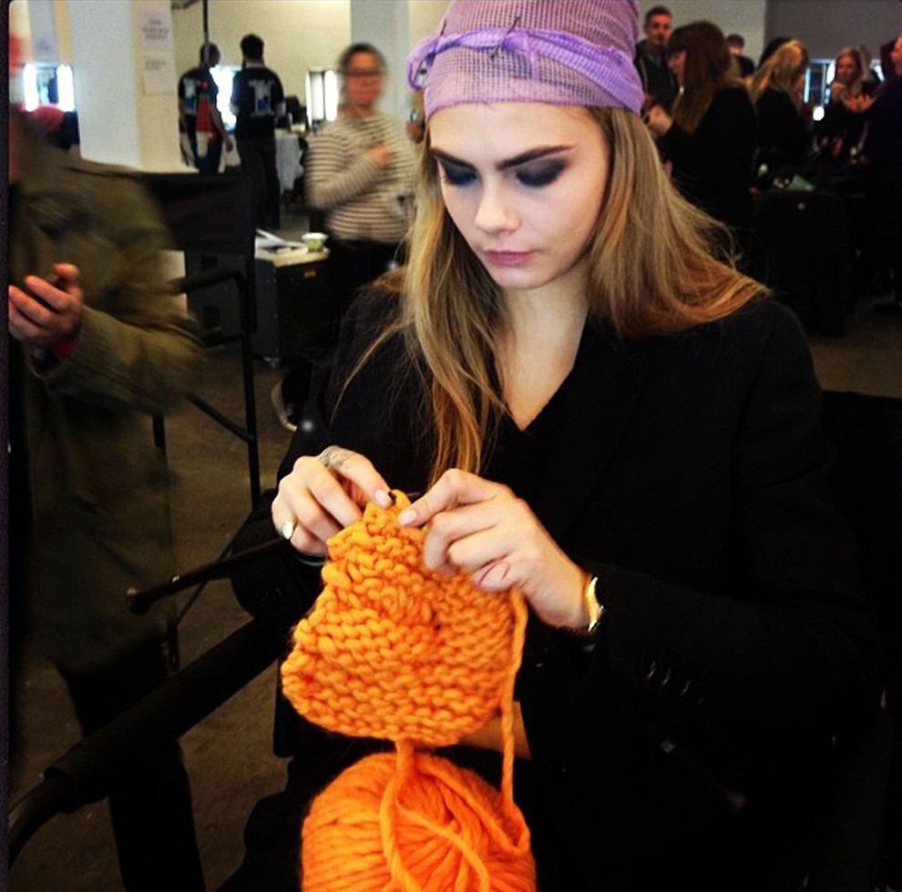 Model in manekenka Cara Delevingne je res dekle s tisoč talenti. Poleg poziranja, igre in prepevanja namreč obvlada tudi pletenje, …
