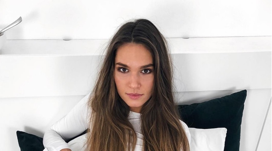 Kdo je dekle, ki si "deli" posteljo z znanimi Slovenkami? (foto: Instagram/Inbedwithklara)
