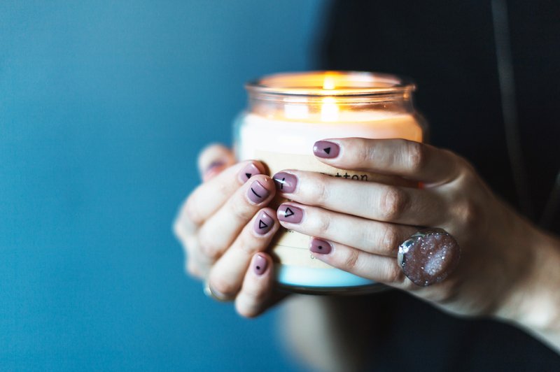 Zakaj bi morala omejiti uporabo dišečih svečk? (foto: Unsplash.com/Daiga Ellaby)