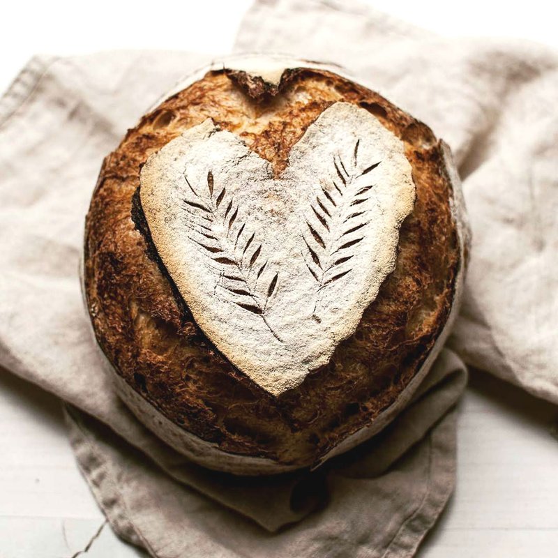 Slastno in preprosto: Poglej, kako se speče 'oblečen kruh' (moraš poskusiti!) (foto: Instagram.com/@mydailysourdoughbread)