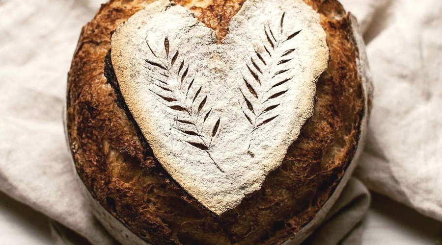 Slastno in preprosto: Poglej, kako se speče 'oblečen kruh' (moraš poskusiti!) (foto: Instagram.com/@mydailysourdoughbread)