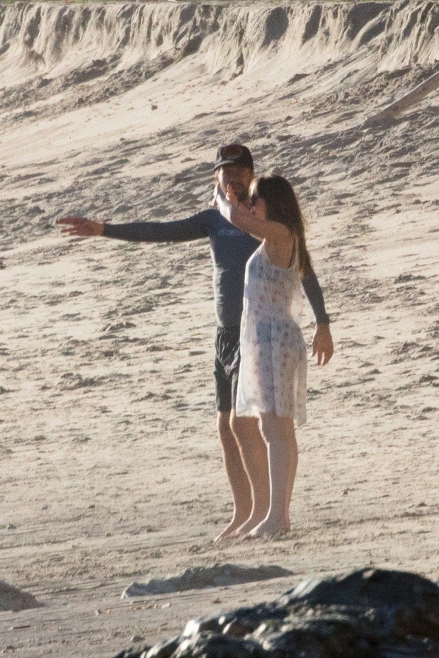... Martin in Dakota obiskala plažo v Malibuju. Tam sta se ležerno sprehajala. Trenutno se Dakota še lahko sprošča v …