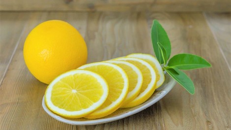 Trik, ki ga nujno potrebuješ: Nareži limono in jo postavi na nočno omarico - preveri, zakaj