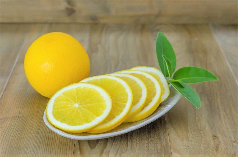 Trik, ki ga nujno potrebuješ: Nareži limono in jo postavi na nočno omarico - preveri, zakaj (foto: Profimedia)