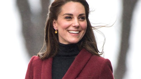 Kate Middleton v javnosti NIKOLI ne sleče plašča, in TO je razlog, zakaj (ne, ni mraz)