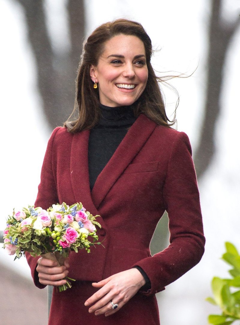 Kate Middleton v javnosti NIKOLI ne sleče plašča, in TO je razlog, zakaj (ne, ni mraz) (foto: profimedia)