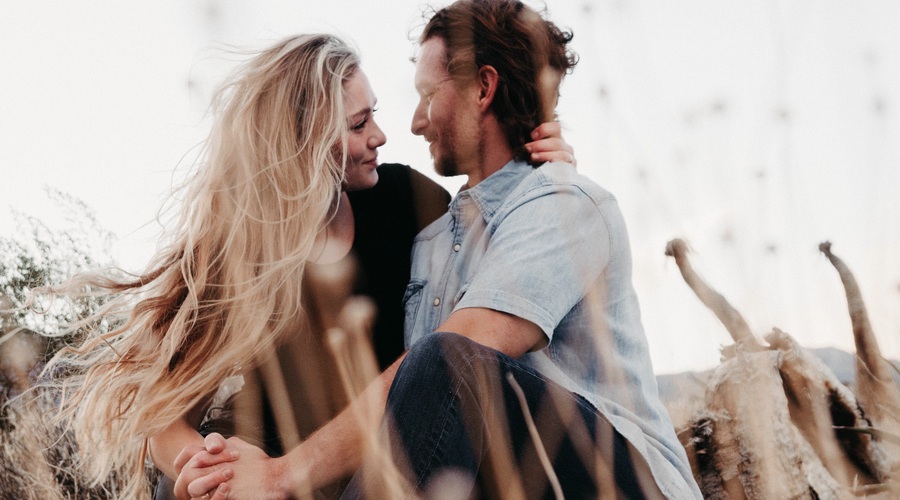 Kaj točno moraš vedeti o njem, preden mu rečeš, da ga ljubiš? (foto: Unsplash/John Schnobrich)