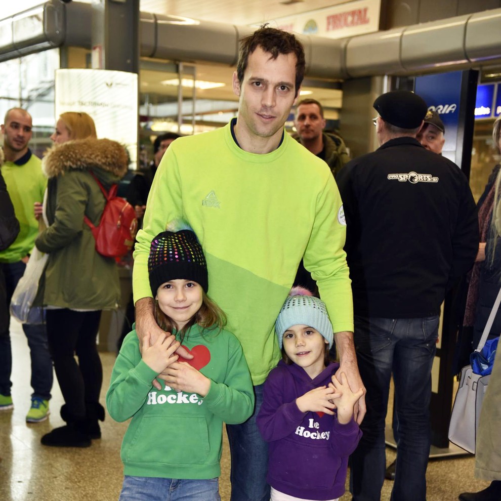 Danes imata že dve hčerkici, ki sta športnika pospremili na letališče in ki za očija vedno zelo glasno navijata. Poglej …