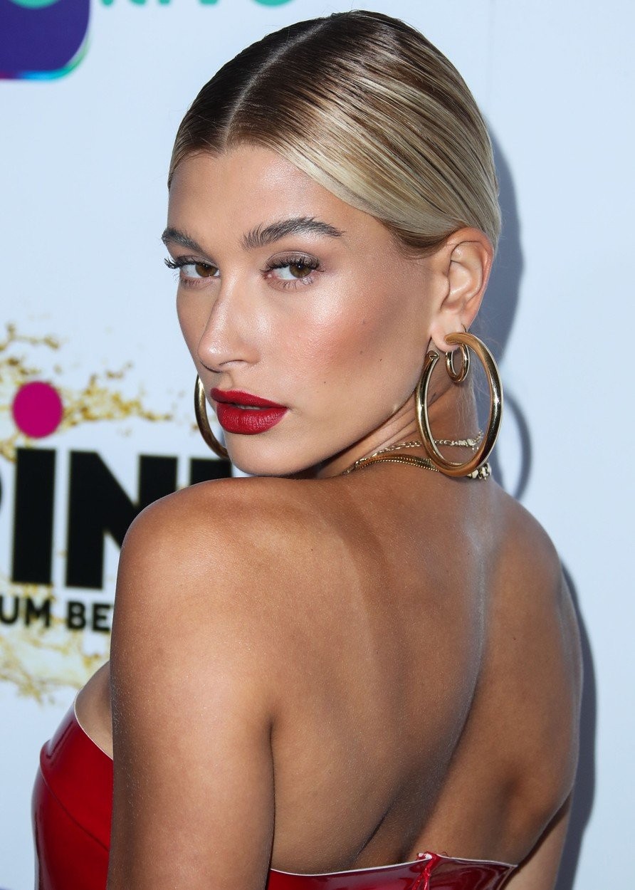 ... kot Hailey Baldwin, ki se je poigrala z različnimi velikostmi. Všeč nam je tudi, kako jih je nosila ...