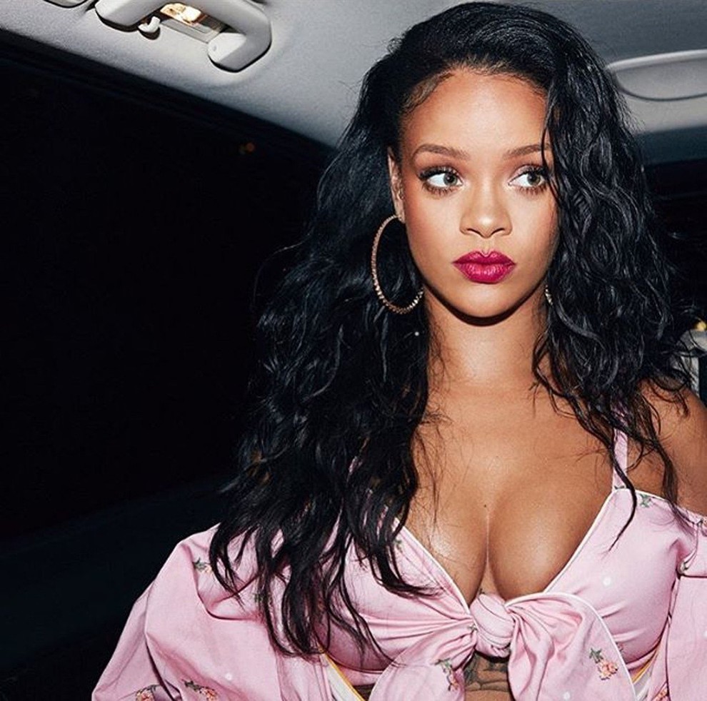 ... Rihanna! S spuščenimi lasmi, ki na eni strani ravno prav razkrivajo uhane. Podobno barvno shemo si je omislila tudi …