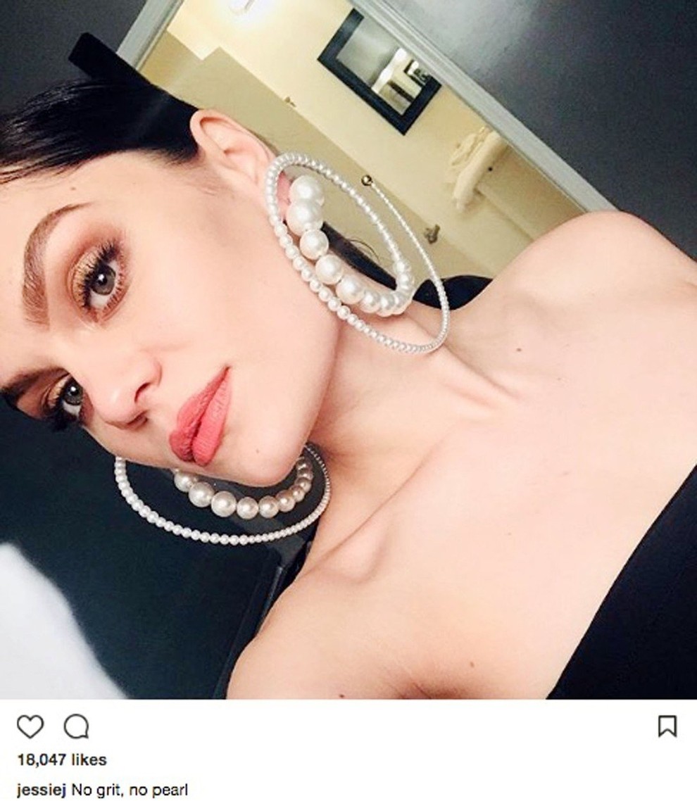... glasbenica Jessie J, ki je običajne kovinske obročke zamenjala s teksturno bogatimi perlami.