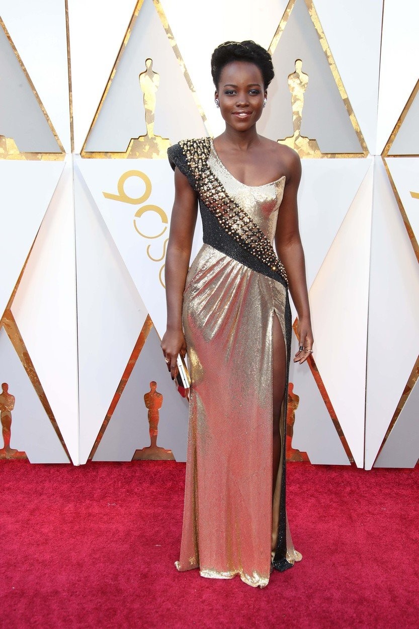 Lupita Nyong’o je bila v obleki modne hiše Versace videti očarljivo kot še nikoli.
