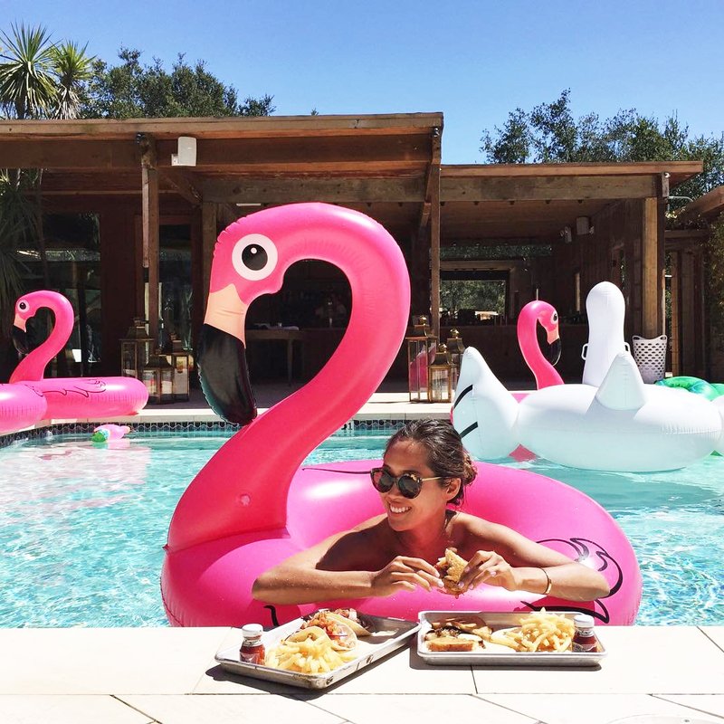 Pozabi navadne napihljive flamingo blazine, zdaj je tu nov PLAŽNI HIT leta 2018! (foto: Profimedia)