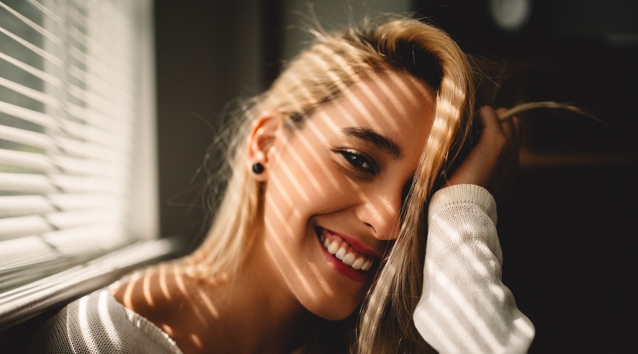 5 korakov, ki bi jih morala upoštevati pri svoji jutranji lepotni rutini (foto: Unsplash.com/Kyle Loftus)