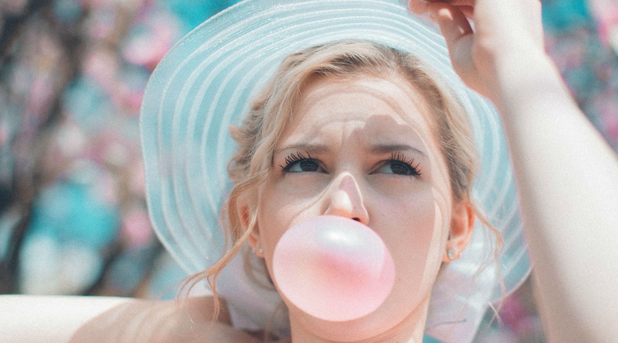 Koliko energije porabiš z žvečenjem žvečilnega gumija? (foto: Unsplash/Nik Macmillan)