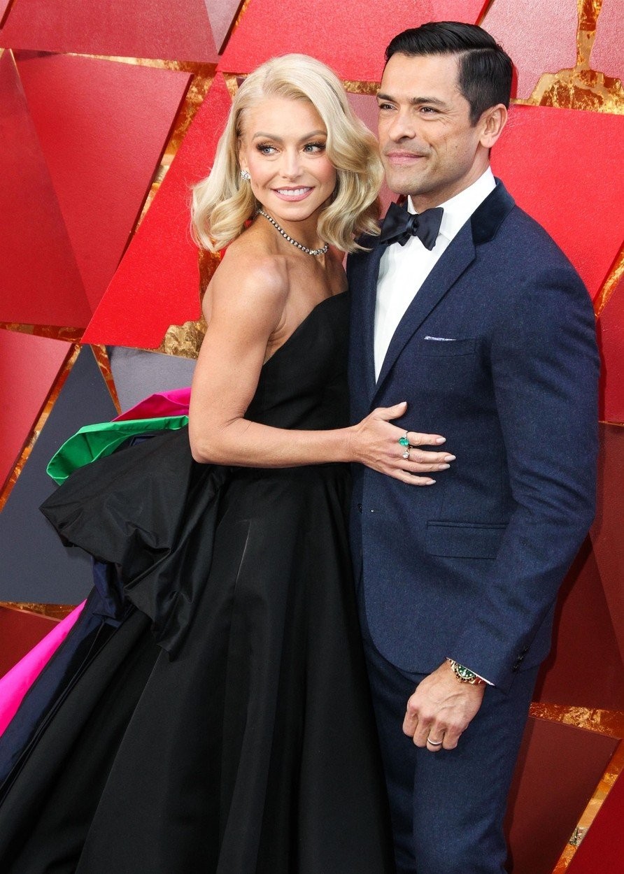 4. Kelly Ripa in Mark Consuelos Začetek Kellyjine in Markove zveze nas spominja na "pocukrane" ljubezenske romane. Spoznala sta se …